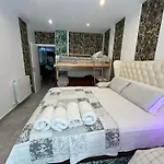 לינה וארוחת בוקר Unica 3*